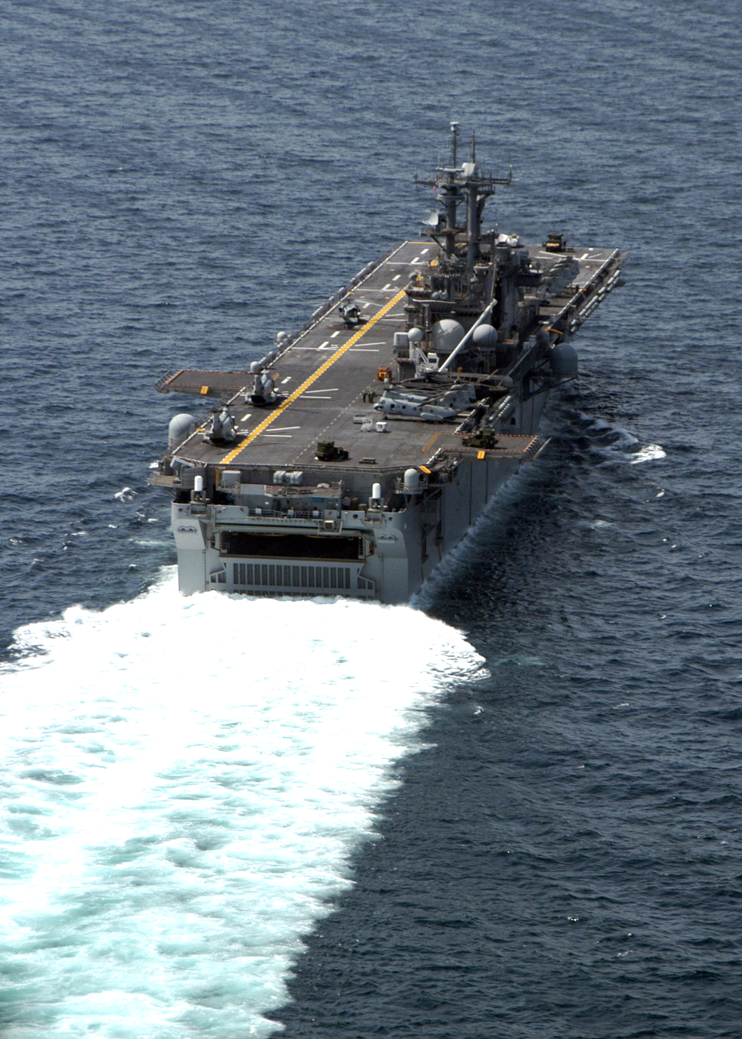El buque de asalto anfibio USS Kearsarge transita el Bab el Mandeb tras salir del mar Rojo (imagen de archivo)