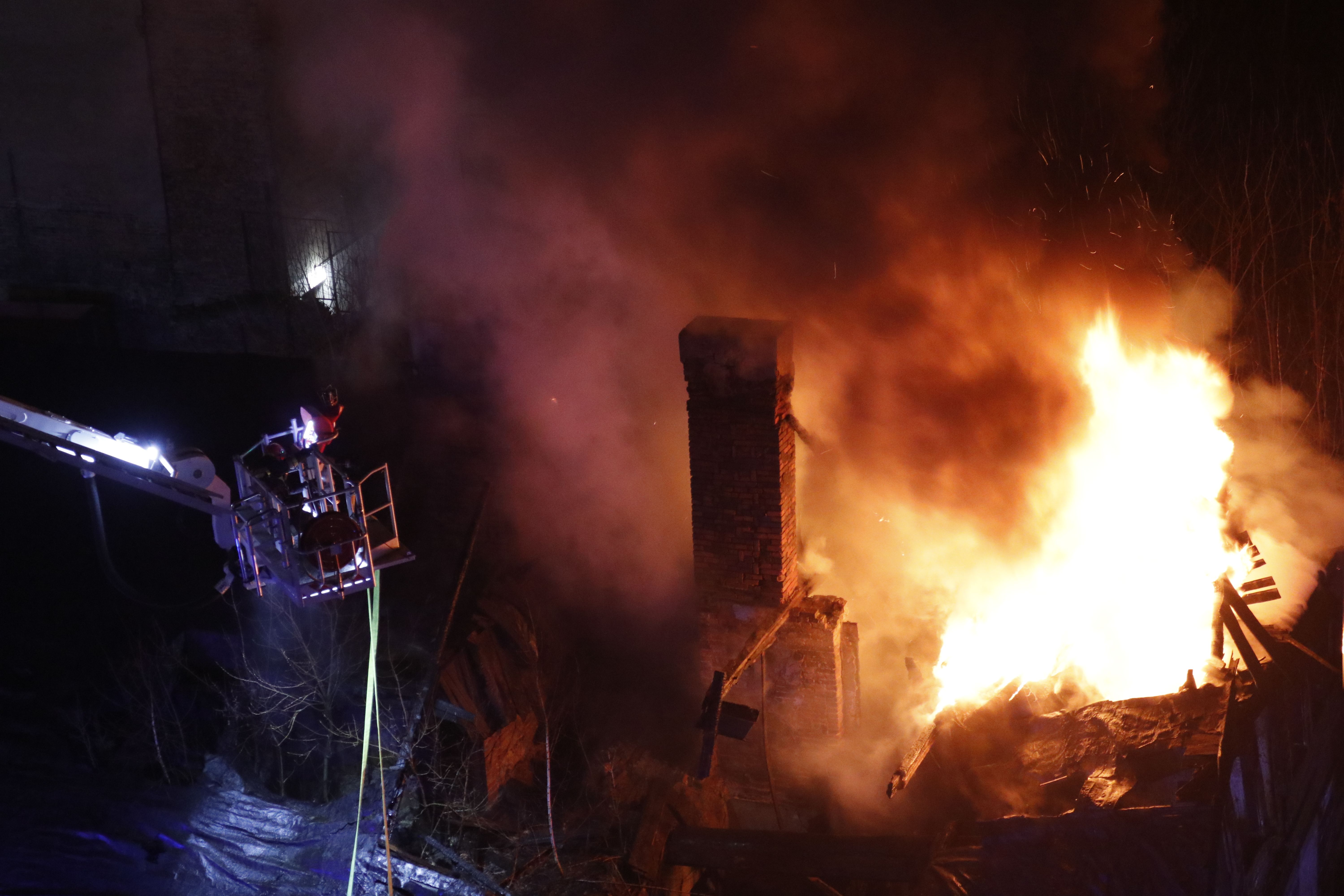 Bomberos combaten un incendio durante la noche (imagen de archivo genérica, no corresponde al hecho de Pitrufquén)