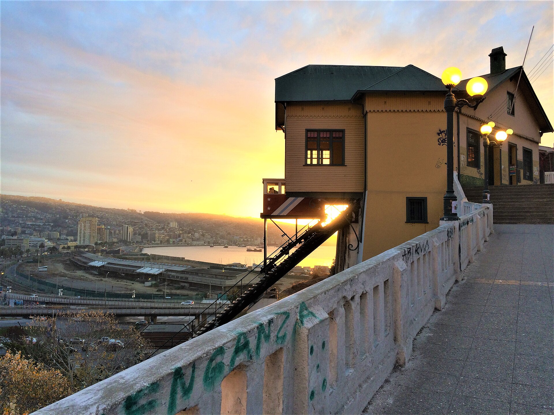 Vista del Ascensor Barón al atardecer, en el cerro Barón de Valparaíso