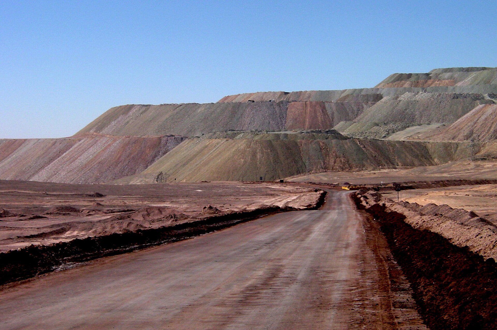 Vista de un rajo de mina de cobre a cielo abierto en el norte de Chile