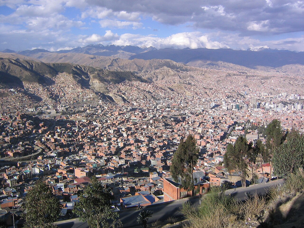 Vista panorámica de la ciudad de La Paz, Bolivia, rodeada de montañas