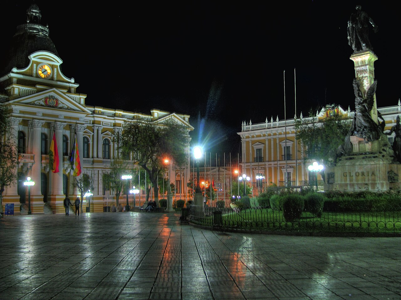 Vista nocturna de la Plaza Murillo en La Paz, con el Palacio de Gobierno de Bolivia